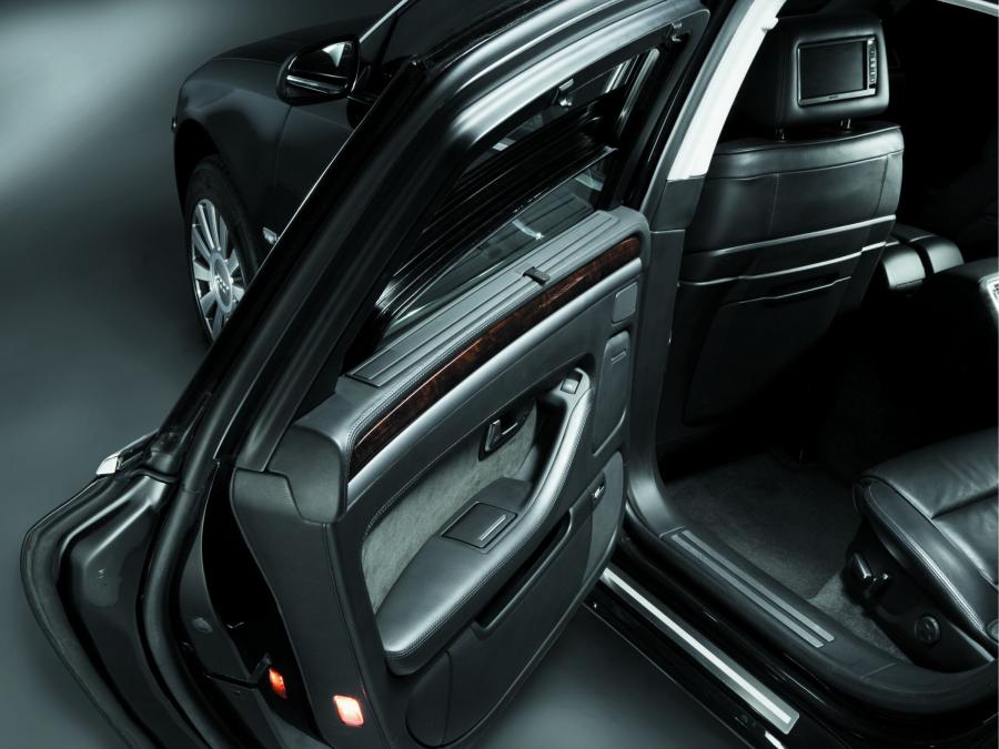 Детали интерьера Audi A8 L W12 Security (D3) 2008 года  (фото 8 из 14)